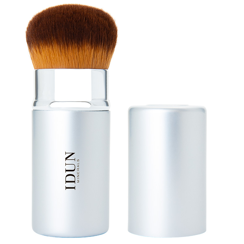 Idun Minerals Retractable Kabuki Brush test