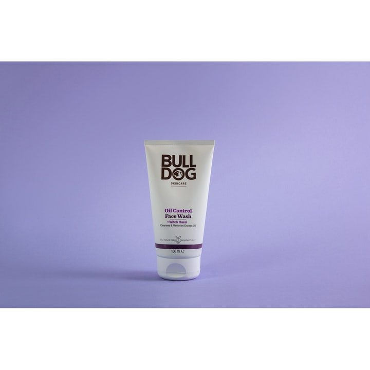 Bulldog Oil Control Face Wash 150 ml ansiktsrens med trollhassel i hvit tube mot lilla bakgrunn