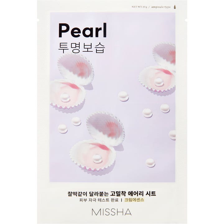 Missha Pearl Sheet Mask 19 g glødgivende ansiktsmaske i hvit sachet med lilla motiv av åpne skjell og perler.