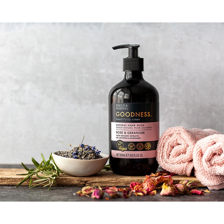 Baylis & Harding Goodness Hand Wash Rose & Geranium 500 ml vegansk håndsåpe i mørk flaske med roseblader og lavendel