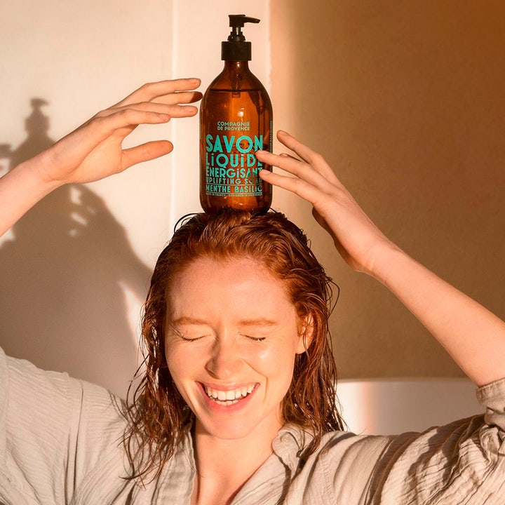 Compagnie de Provence Liquid Marseille Soap Mint Basil 495 ml energigivende håndsåpe balansert på hodet til en kvinne