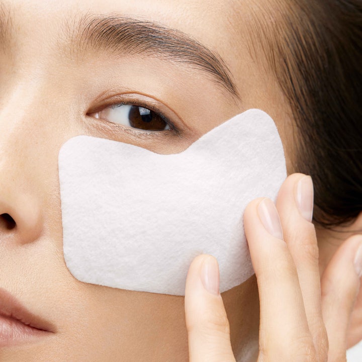 Shiseido Vital Perfection Uplifting & Firming Express Eye Mask 5 g oppstrammende øyemaske i hvit duk påført under øyet