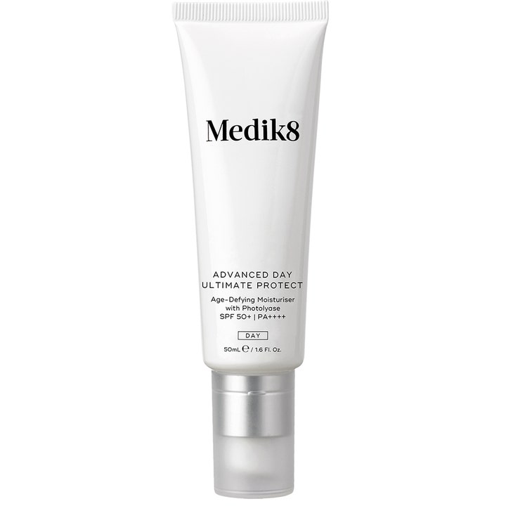 Medik8 Advanced Day Ultimate Protect 50ml fuktighetskrem med SPF 50 som motvirker aldringstegn i hvit tube med sølvkork.