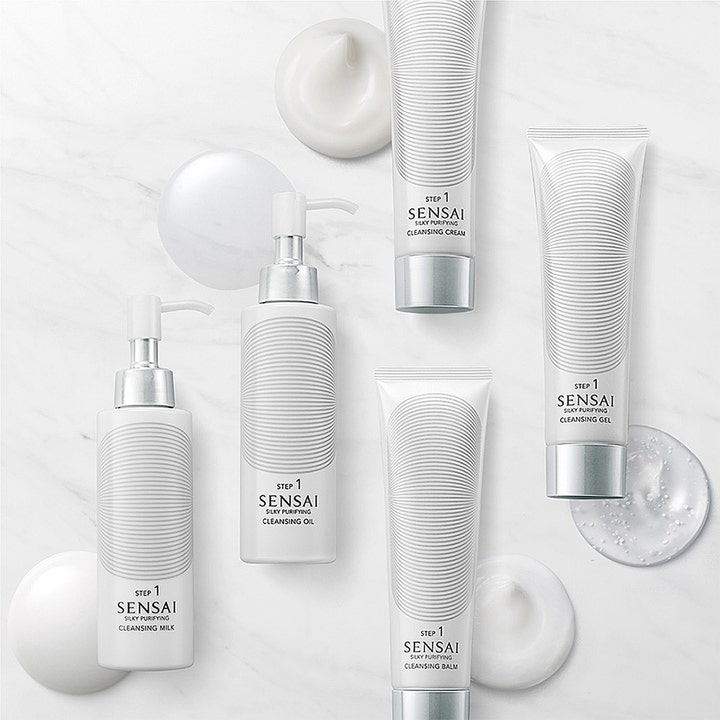 Sensai Silky Purifying Cleansing Balm 125 ml i hvit tube med teksturprøver av renseprodukter