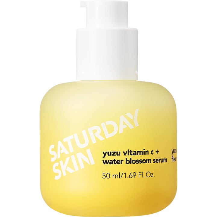 Saturday Skin Yuzu Vitamin C + Water Blossom Serum 50 ml glødgivende serum i gul frostet flaske med hvit pumpe