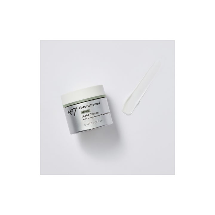 No7 Future Renew Repair Night Cream 50 ml reparerende nattkrem i sølvfarget krukke med hvit kremtekstur