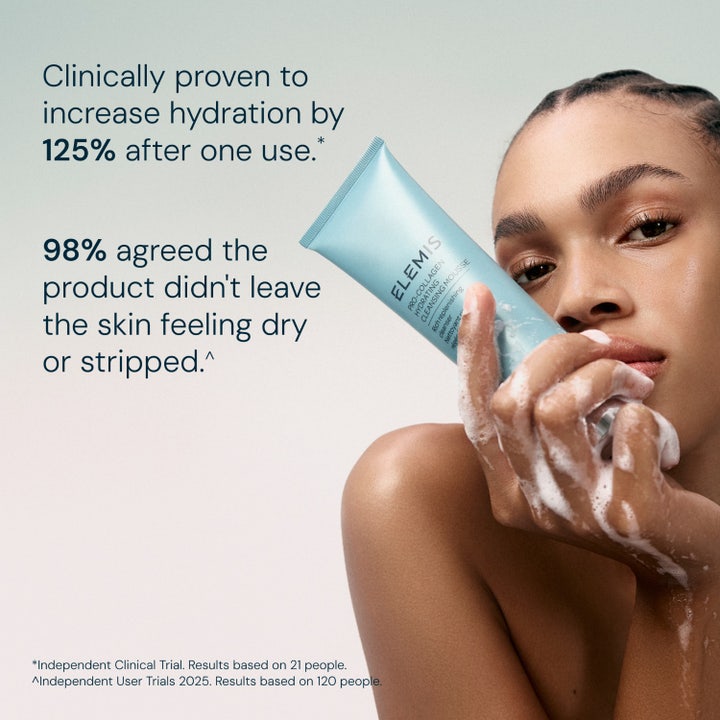 Elemis Pro-Collagen Hydrating Cleansing Mousse 125 ml fuktighetsgivende ansiktsrens masseres inn som et hvitt skum.