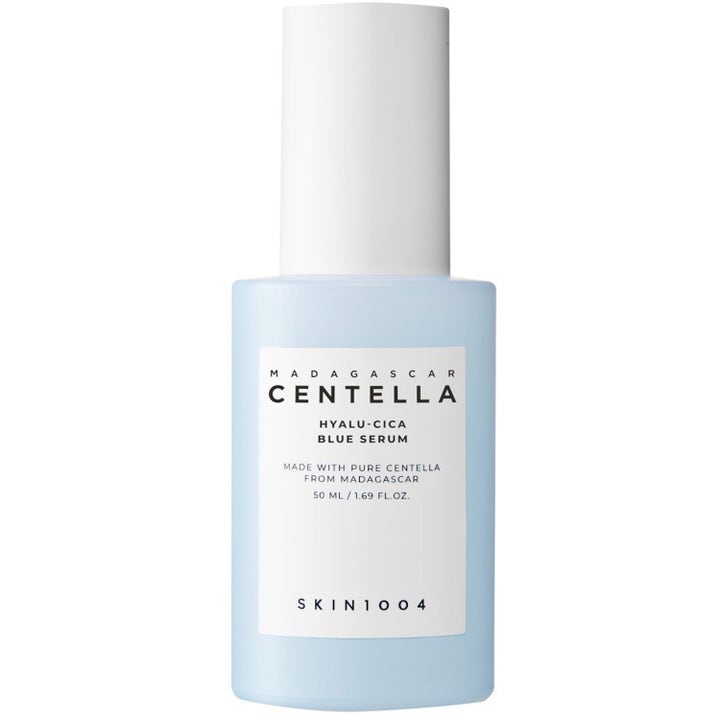 SKIN1004 Madagascar Centella Hyalu-Cica Blue Serum 50 ml fuktighetsgivende serum i lyseblå frostet flaske med hvit kork.
