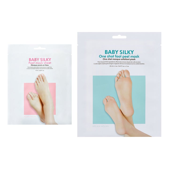 Holika Holika Baby Silky Foot Peeling og Mask Sheet eksfolierende fotpleie i hvite poser med turkis og rosa dekor