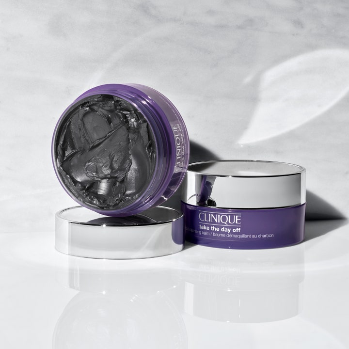 Clinique Take The Day Off Charcoal 125 ml avgiftende ansiktsrens i lilla krukke med mørkegrå tekstur