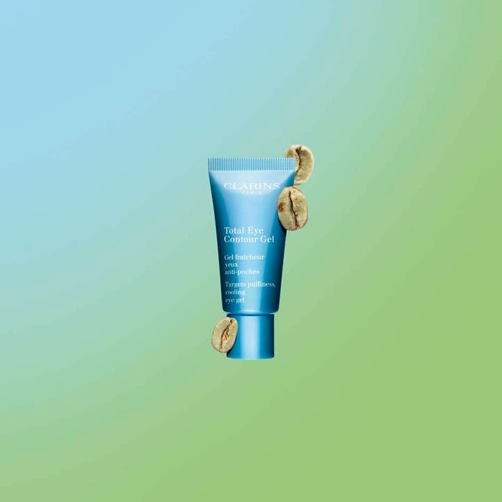 Clarins Total Eye Gel 20 ml kjølende øyegel mot hevelser i blå tube dekorert med grønne kaffebønner