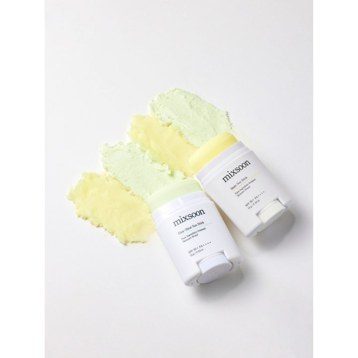 Mixsoon Bean Sun Stick 15 g solkrem for ansiktet med SPF 50 viser gul og grønn tekstur ved siden av hvite stifter.