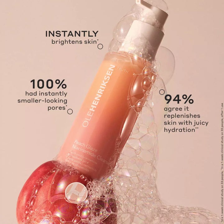 Ole Henriksen Truth Peach Cleanser 148 ml rengjøringsgel med niacinamid som gir glød omgitt av hvite såpebobler.