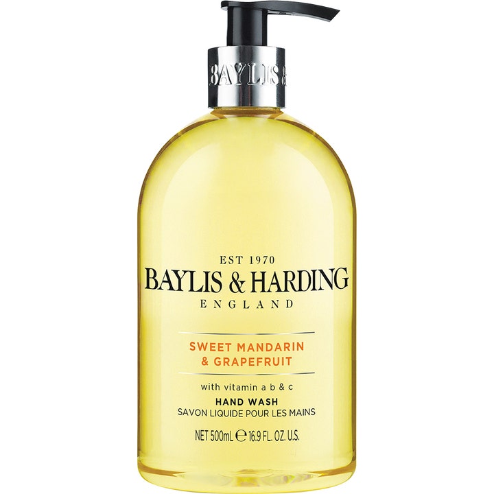 Baylis & Harding Sweet Mandarin & Grapefruit 500 ml håndsåpe i klar flaske med gul væske og sølvfarget pumpe.