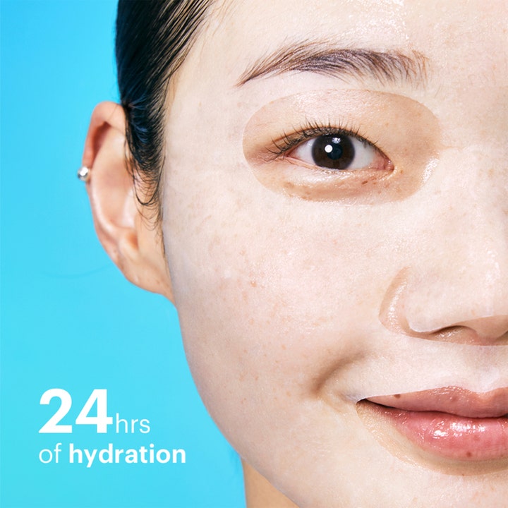 Dr.Jart+ Dermask Vital Hydra Solution Pro 26 g fuktmaske på ansikt med tekst 24hrs of hydration på blå flate