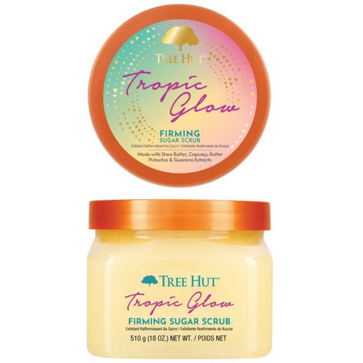 Tree Hut Tropic Glow Firming Sugar Scrub 510 g eksfolierende kroppsskrubb i krukke med gult innhold og oransje lokk