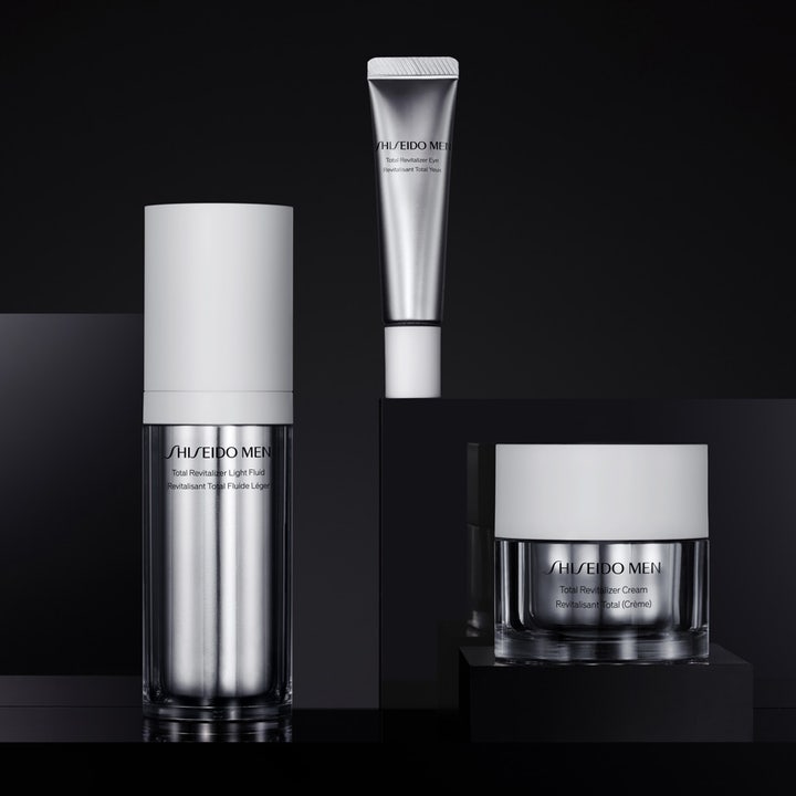 Shiseido Total Revitalizer Light Fluid 70 ml revitaliserende ansiktskrem i sølvfarget pumpeflaske på mørk bakgrunn