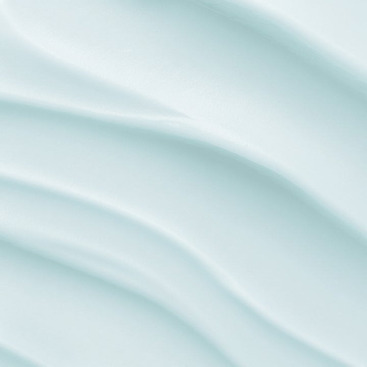 Biotherm Force Supreme Eye Reshaper 20 ml øyekrem viser en glatt og lyseblå kremet tekstur i myke bølger.
