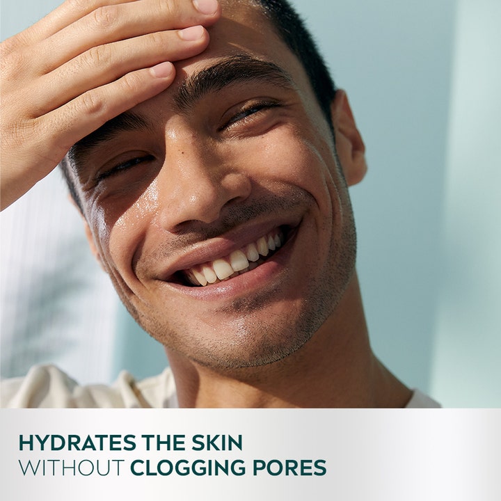 NIVEA Derma Skin Clear Toner 200 ml ansiktsvann fukter huden uten å tette porer vist på en smilende mann.