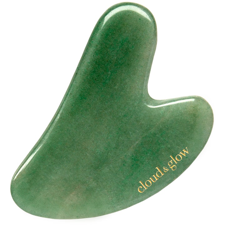 Cloud & Glow Gua Sha 1 stk ansiktsmassasje for glød hjerteformet grønn stein med logo i gull