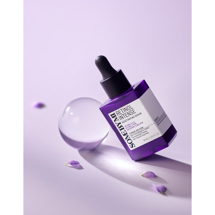 Some By Mi Retinol Intense Reactivating Serum 30 ml anti-aging serum i lilla glassflaske ved siden av en glasskule.