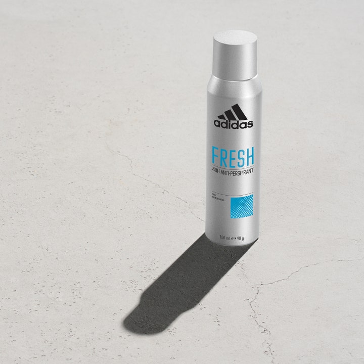 Adidas Fresh 48H Antiperspirant 150 ml herredeodorant i sølvfarget sprayboks på grå flate med lang skygge.