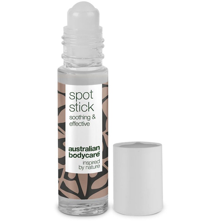 Australian Bodycare Spot Stick 9 ml mot urenheter i en klar rollerball-beholder med hvit kork og mønstret etikett
