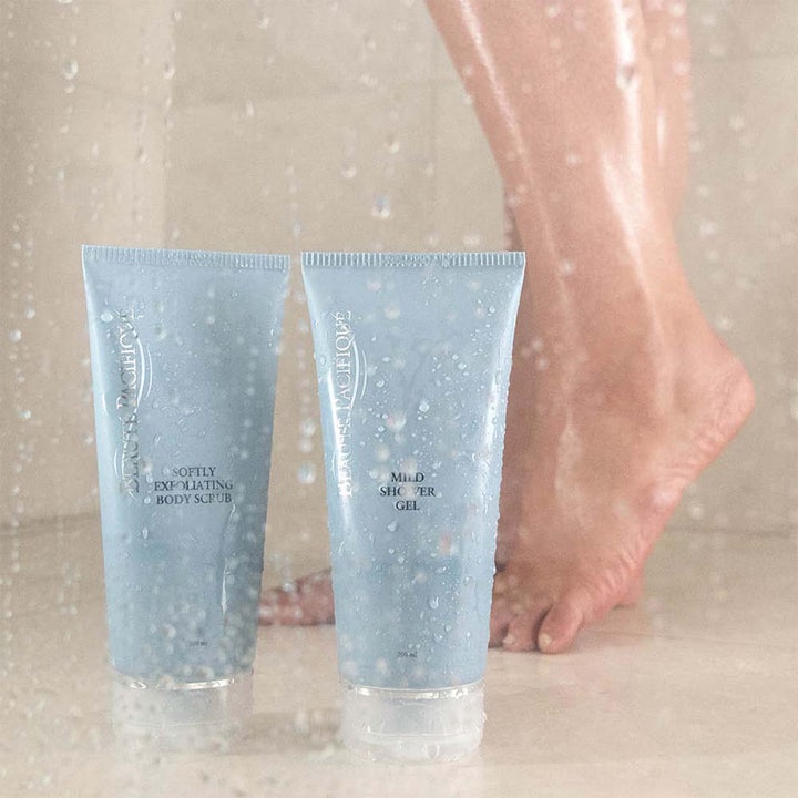 Beauté Pacifique Mild Shower Gel 200 ml mild dusjsåpe i lyseblå tuber med vanndråper i et dusjmiljø.