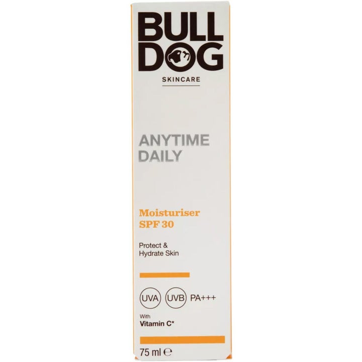 Bulldog UV Shield Anytime Daily Moisturiser SPF 30 75 ml fuktighetskrem med vitamin C i hvit og oransje eske