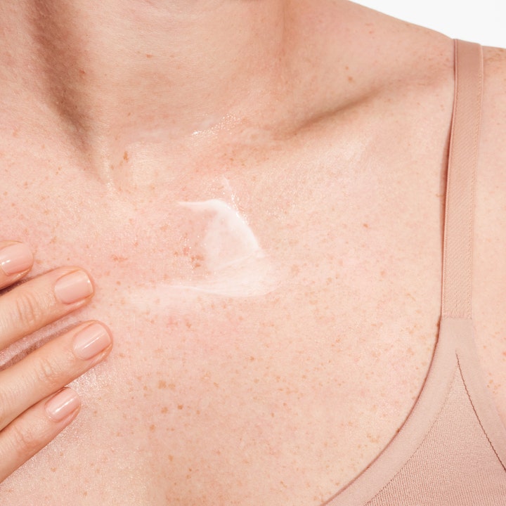 Clinique Moisture Surge Body Hydrator 200 ml fuktighetsgivende kroppskrem med hvit kremtekstur som smøres på huden