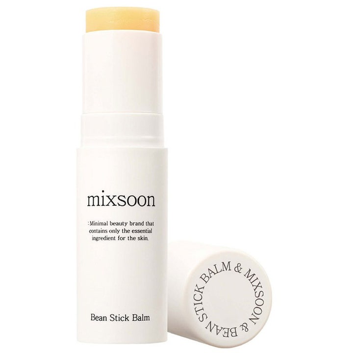 mixsoon Bean Stick Balm 11g fuktighetsgivende ansiktsbalm i hvit hylse med gulaktig stift for glød.