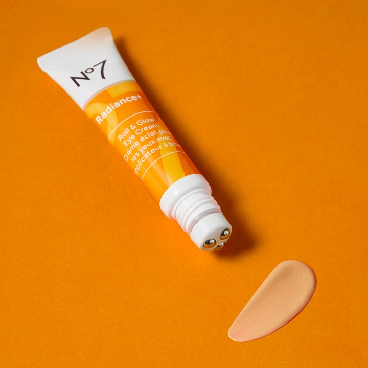 No7 Radiance + Brightening Eye Roll-On 15 ml øyekrem for glød med trippel metallapplikator og farget tekstur