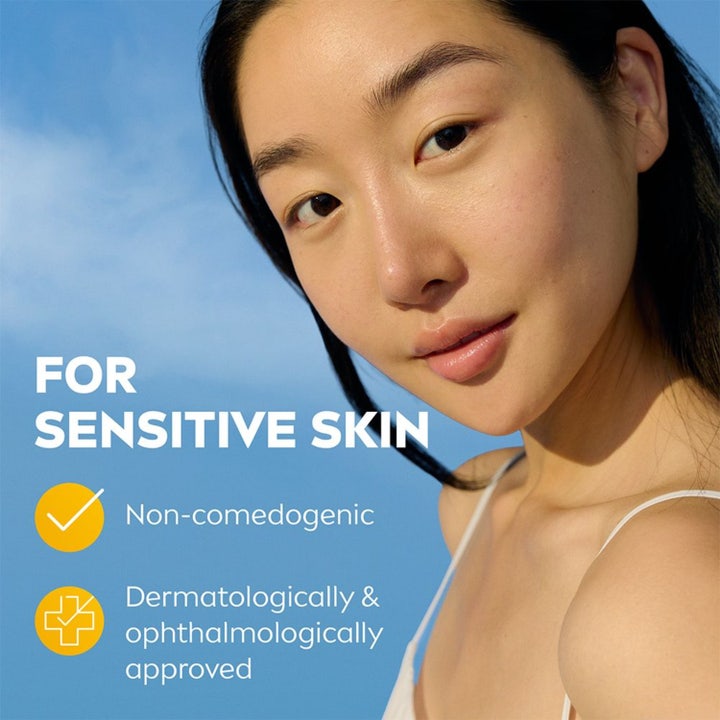 Nivea UV Face Sensitive Cream SPF 50+ 40 ml beroligende solkrem vist på kvinne med sunn glød mot en klar blå himmel