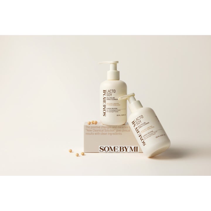 Some By Mi Lactosoy Mild Bubble Peeling Cleanser 180 ml eksfolierende renseskum i hvite pumpeflasker med soyabønner.