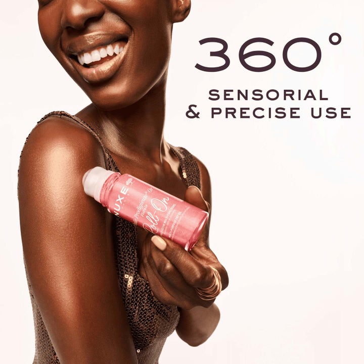 Nuxe Huile Prodigieuse Or Florale 60 ml roll-on glødgivende kroppsolje påføres presist på huden for en strålende finish.