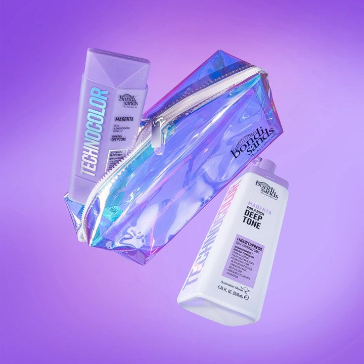 Bondi Sands Technocolor Self Tanning Face Serum Magenta 50 ml gir dyp glød vist med lilla flaske og holografisk mappe