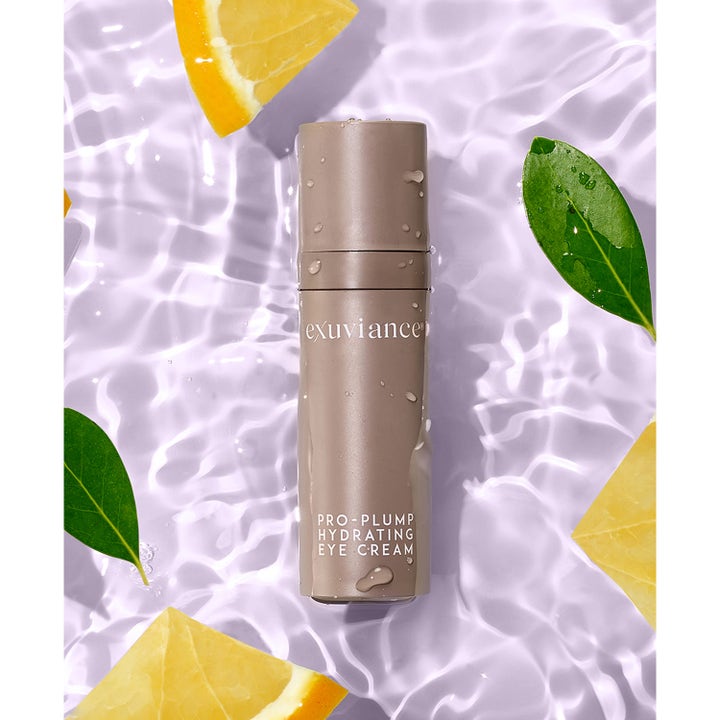 Exuviance Pro-Plump Hydrating Eye Cream 15 g fuktighetsgivende øyekrem i beige tube omgitt av vann og sitronskiver