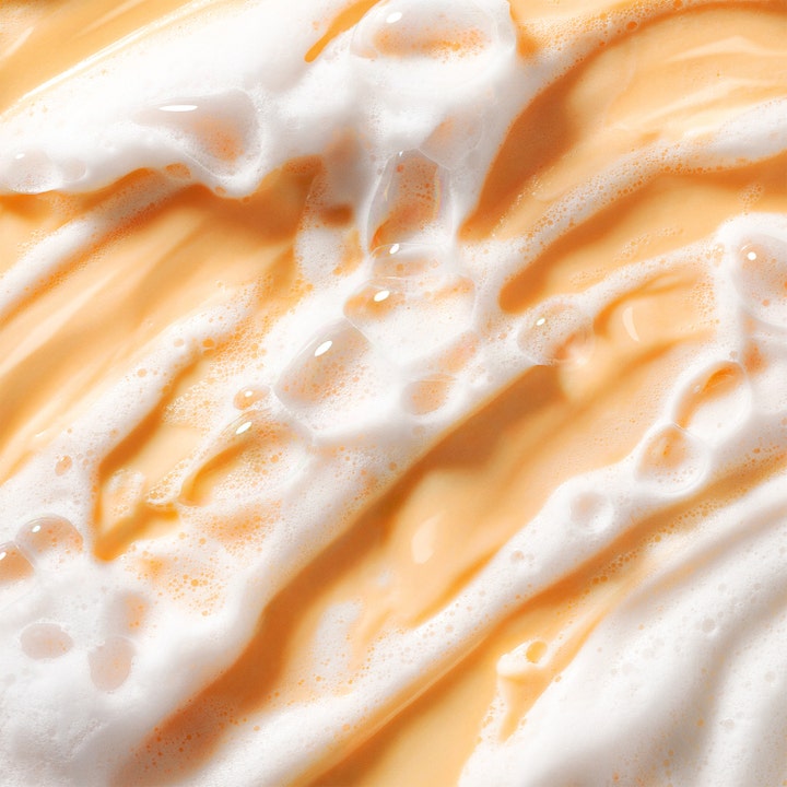 Ole Henriksen Truth Juice Daily Cleanser 147 ml rengjøringsgel som gir glød med en kremet oransje tekstur og luftig skum.