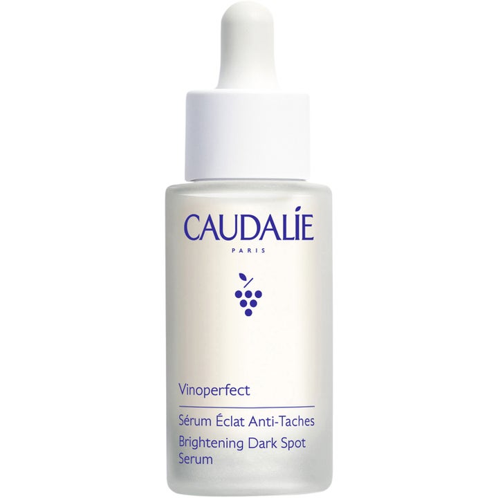 Caudalie Vinoperfect Brightening Dark Spot Serum motvirker pigmentflekker i en frostet glassflaske med hvit pipette.