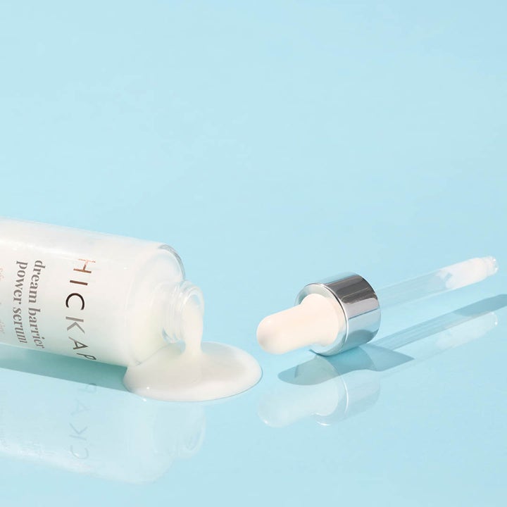 Hickap Dream Barrier Power Serum 30 ml styrkende ansiktsserum med hvit kremet tekstur som flyter ut på lyseblå bakgrunn.