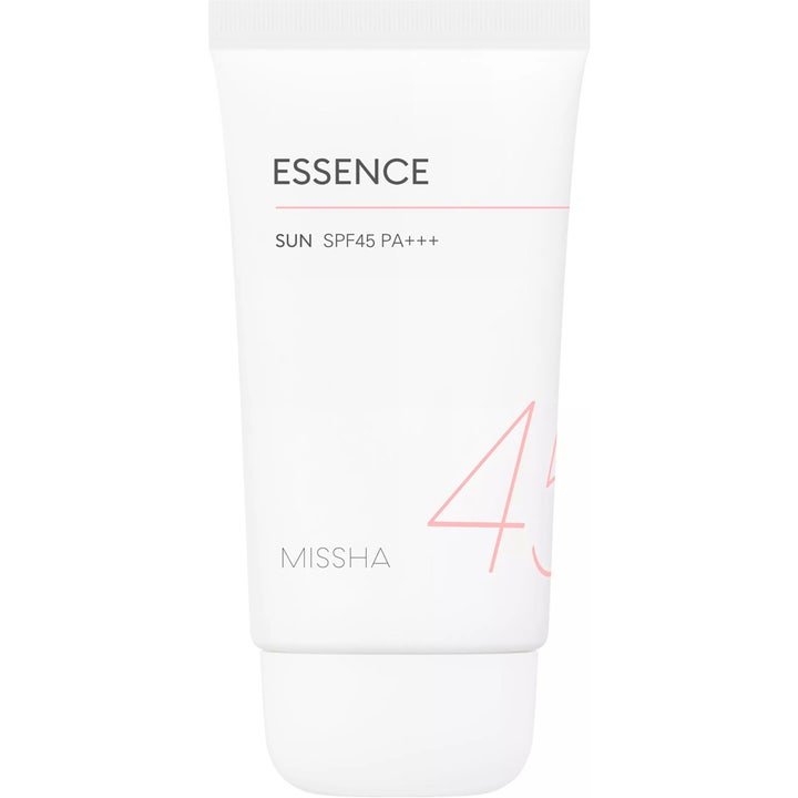 Missha Essence Sun SPF45 beskyttende solkrem i hvit tube med rosa detaljer som gir effektiv UV-beskyttelse