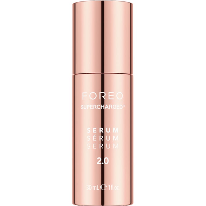 FOREO Supercharged Serum 2.0 30 ml oppstrammende ansiktsserum i en skinnende rosegullfarget sylindrisk flaske.