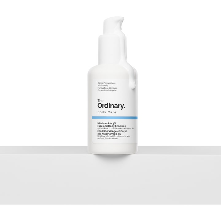 The Ordinary Niacinamide 5% Face & Body Emulsion 100 ml utjevnende emulsjon i hvit pumpeflaske med synlig hvit tekstur