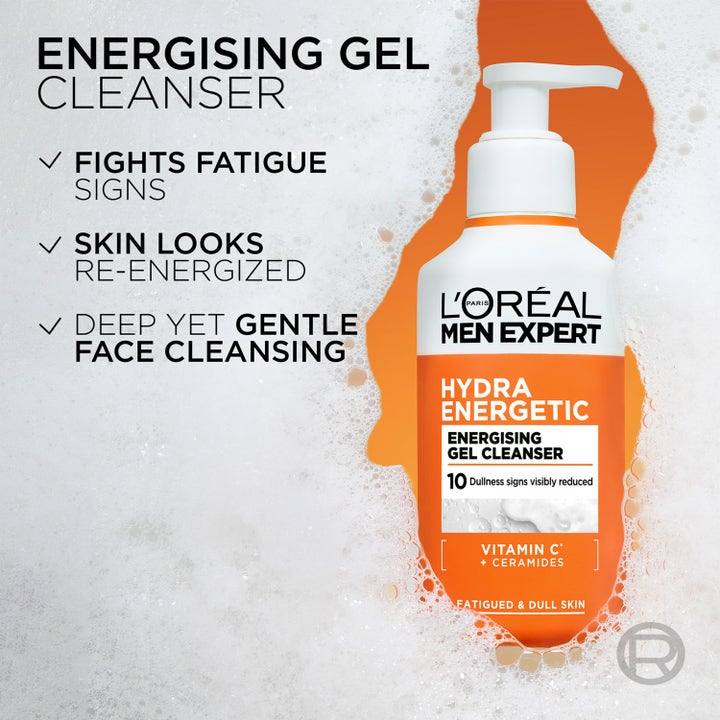 L'Oréal Paris Men Expert Hydra Energetic 260 ml ansiktsrens med vitamin C i pumpeflaske omgitt av hvitt renseskum.