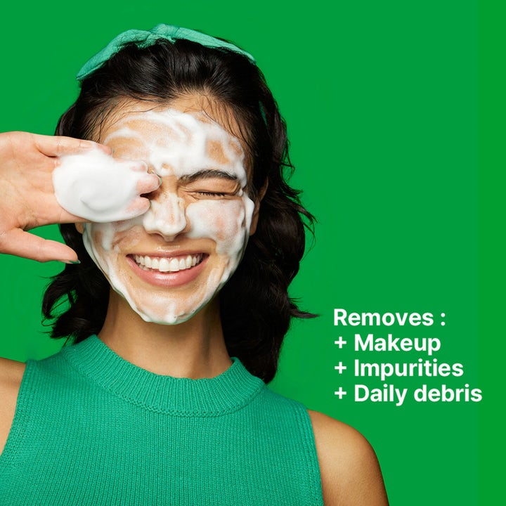 Dr.Jart+ Cicapair Gentle Cleansing Foam 150 ml skummende ansiktsrens fjerner sminke og urenheter på en smilende kvinne