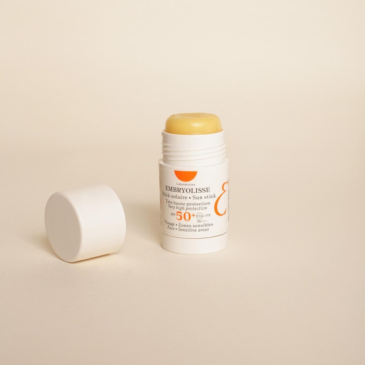 Embryolisse Sun Stick SPF50+ 15 g gir høy solbeskyttelse i hvit hylse med synlig gul stift og løst lokk