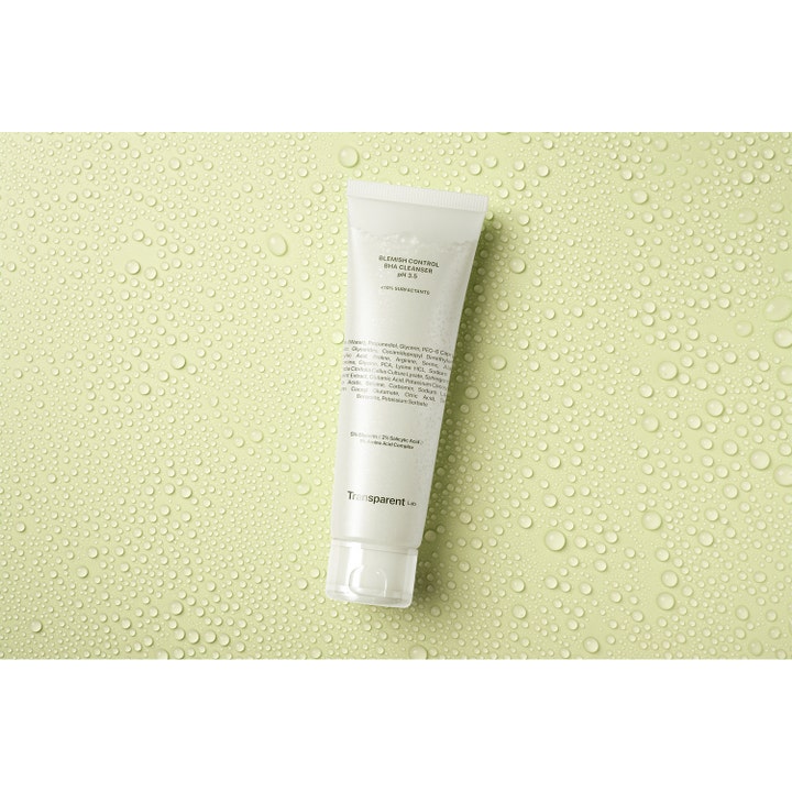 Niche Beauty Lab Transparent Lab Blemish Control Bha Cleanser 150 ml ansiktsrens med salisylsyre i hvit tube på vanndråper