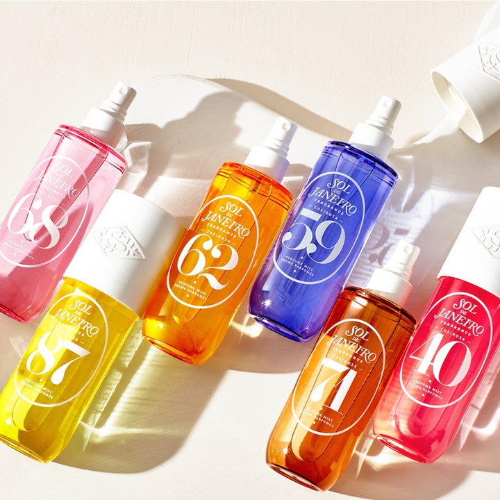 Sol de Janeiro Cheirosa 59 Perfume Mist 90 ml i lilla flaske sammen med andre fargerike kroppssprayer