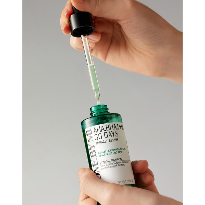 Some By Mi Aha-Bha-Pha 30 Days Miracle Serum 50 ml i grønn glassflaske med pipette som viser teksturen.