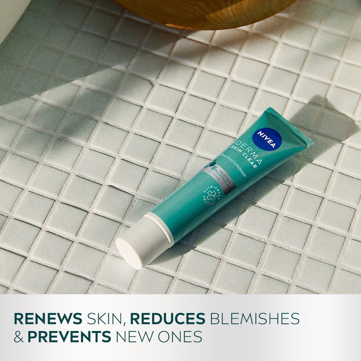NIVEA Derma Skin Clear Night Exfoliator 40 ml kjemisk eksfoliering som fornyer huden i turkis tube på hvite fliser